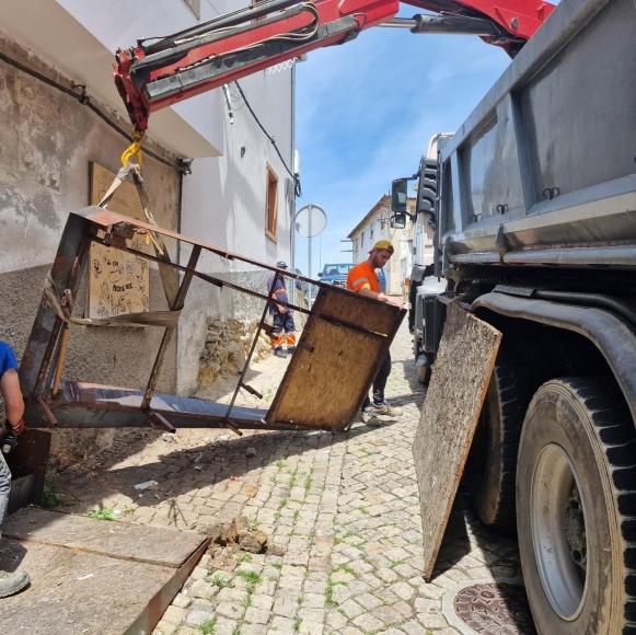 Regularização de Ocupação de Espaço Público | A Junta de Freguesia tem notificado alguns proprietários para a remoção de equipamentos em situação irregular.