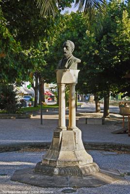 Estátua Dr. Álvaro Soares